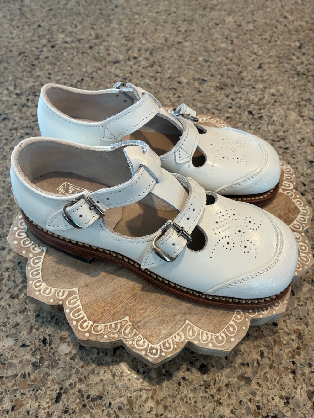 NOS Foot Traits 9.5B White Leather Maryjanes